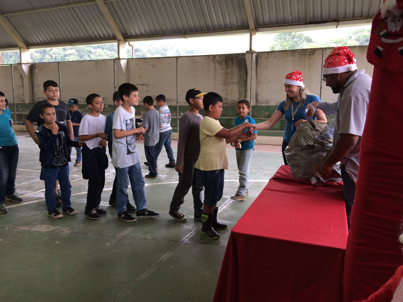 Entrega de presentes às crianãs na ação Natal de Sorrisos Castelatto