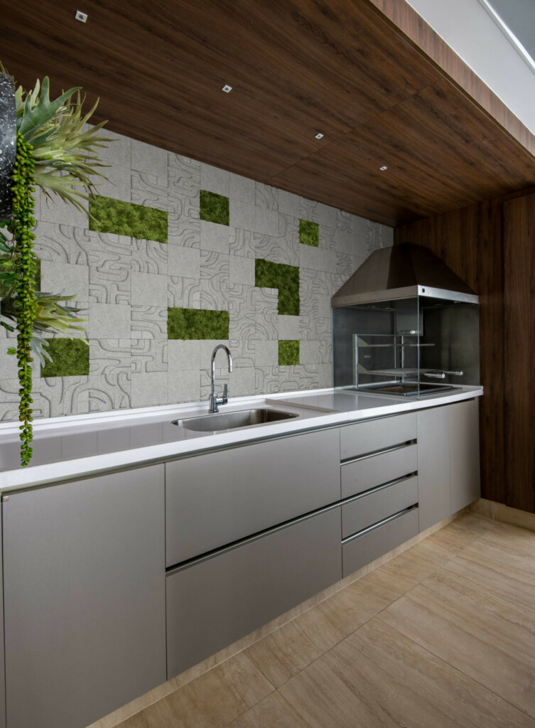 A área gourmet ressalta os detalhes instigantes do revestimento, apresentando uma atmosfera relaxante, natural e elegante. Vale ressaltar que o revestimento Moss, como ilustrado neste projeto, não deve ser utilizado para revestir fornos e churrasqueiras. Prefira aplicá-lo em outros pontos do ambiente e aproveite o toque natural que ele traz para a paginação!