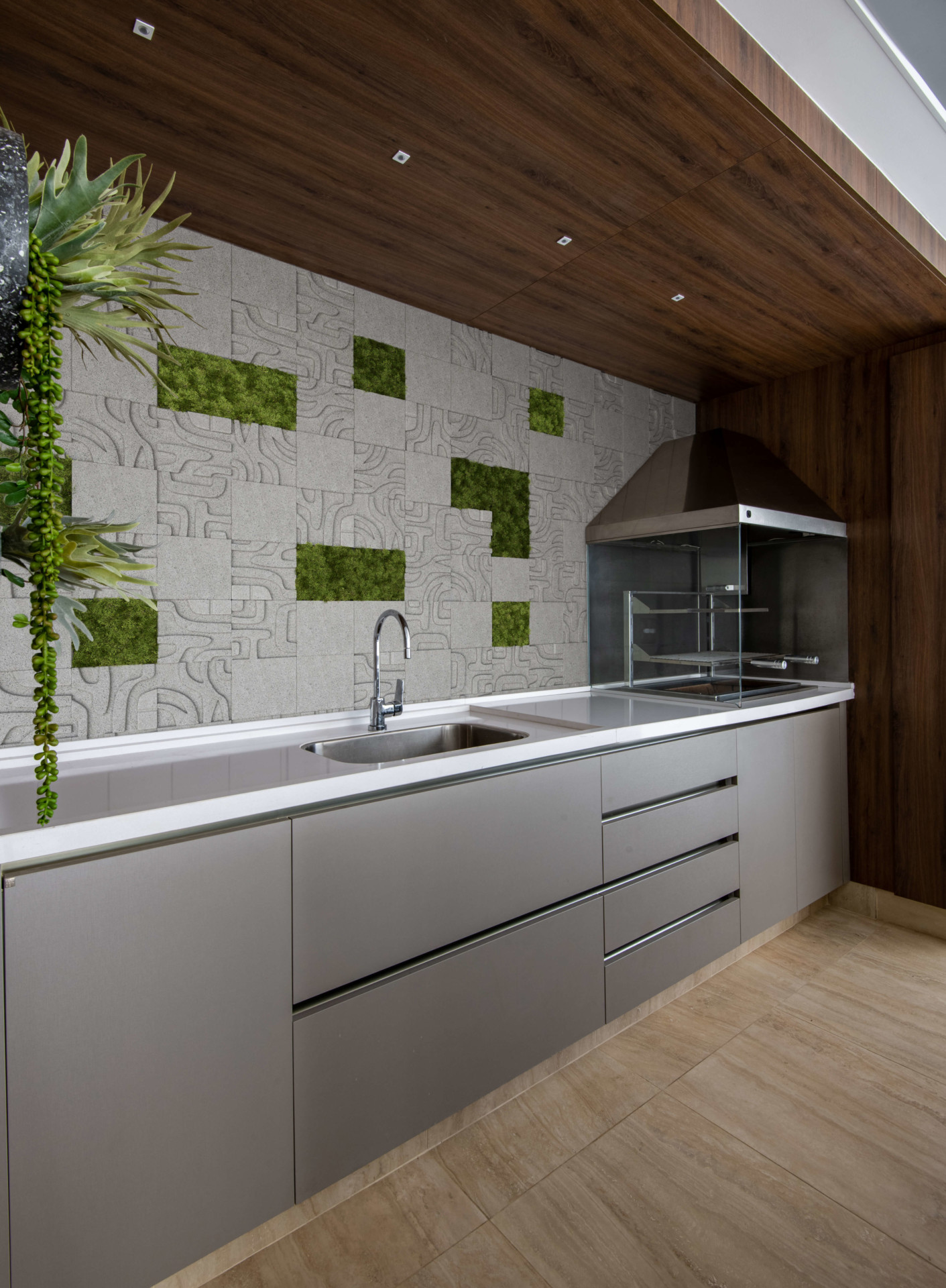 A área gourmet ressalta os detalhes instigantes do revestimento, apresentando uma atmosfera relaxante, natural e elegante. Vale ressaltar que o revestimento Moss, como ilustrado neste projeto, não deve ser utilizado para revestir fornos e churrasqueiras. Prefira aplicá-lo em outros pontos do ambiente e aproveite o toque natural que ele traz para a paginação!