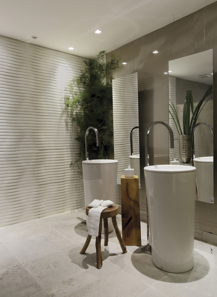 Decoração contemporânea para banheiro da suíte, destacando o paisagismo que remete à natureza e a textura sofisticada do revestimento Rigatto Branco.