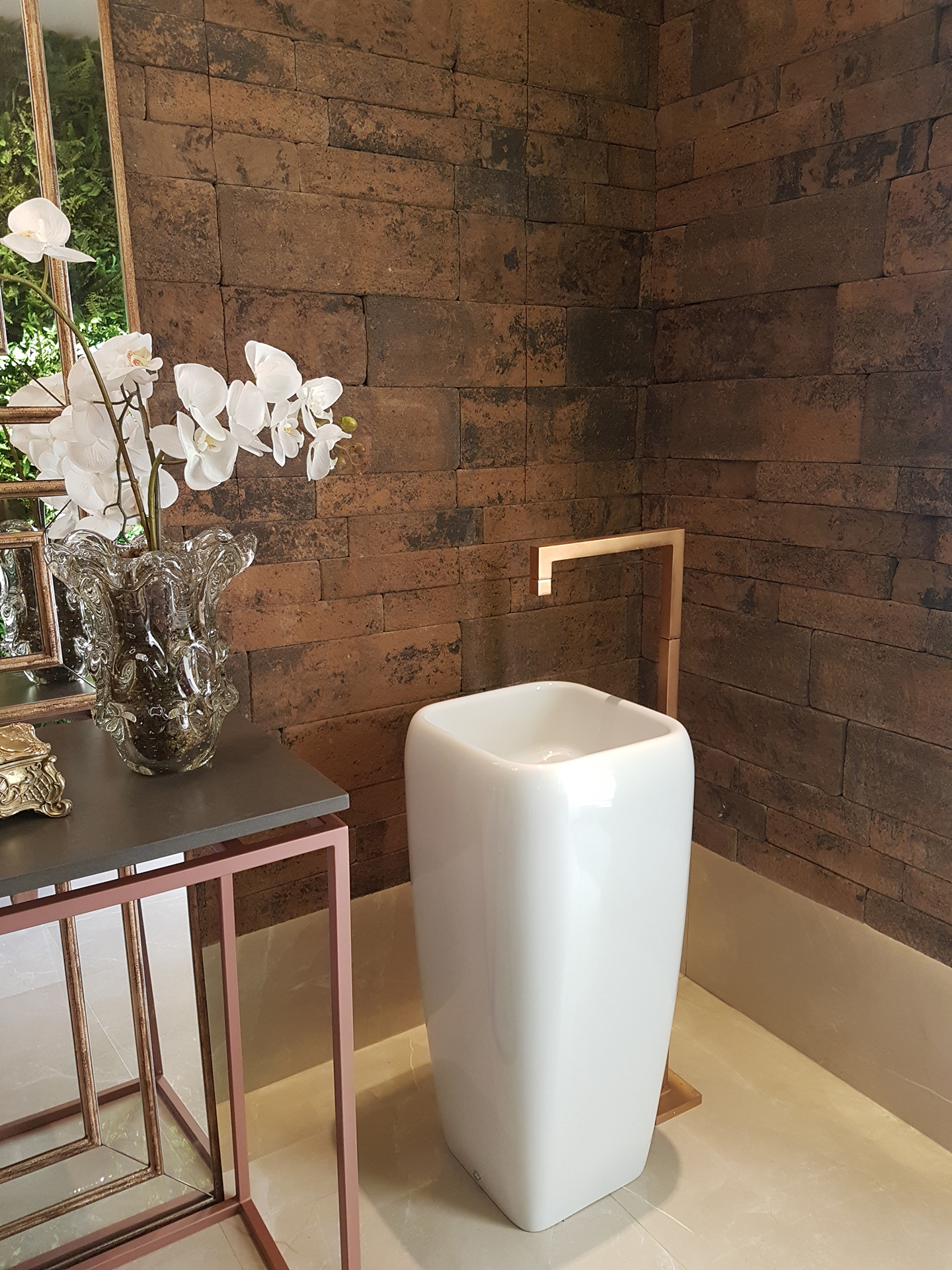 A decoração do lavabo foi trabalhada entre a delicadeza dos elementos minimalistas e a rusticidade do revestimento Ecobrick Grezzo.